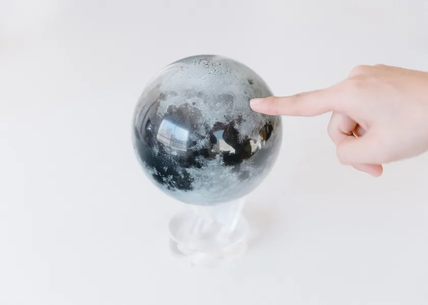 宇宙兄弟 自転する地球儀&月球儀 特設サイト｜小山宙哉